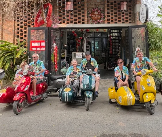 Khách nước ngoài trải nghiệm vespa cổ tại An House