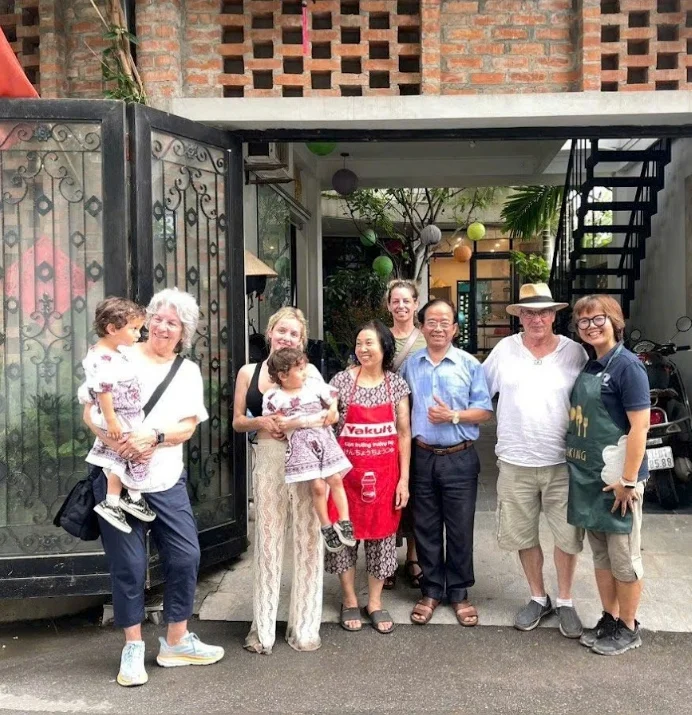 Chụp ảnh lưu niệm cùng gia đình An House