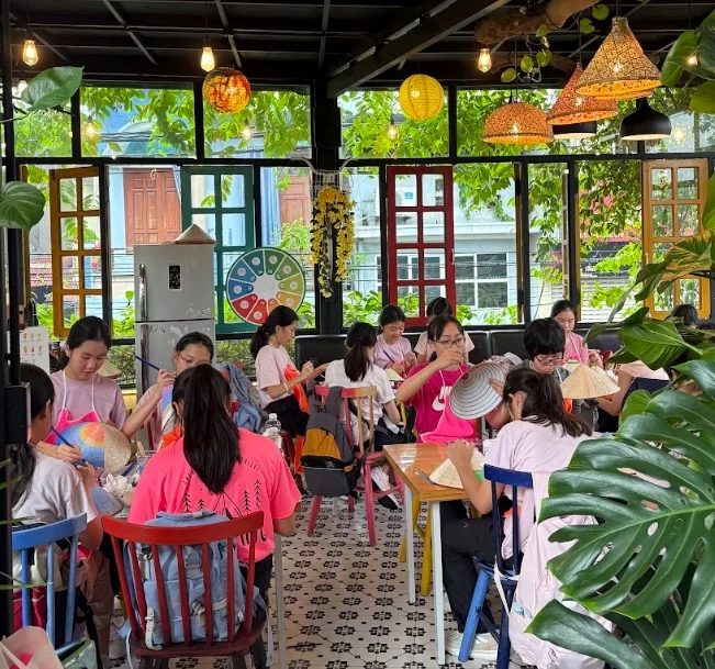 Lớp học vẽ nón lá truyền thống tại An House