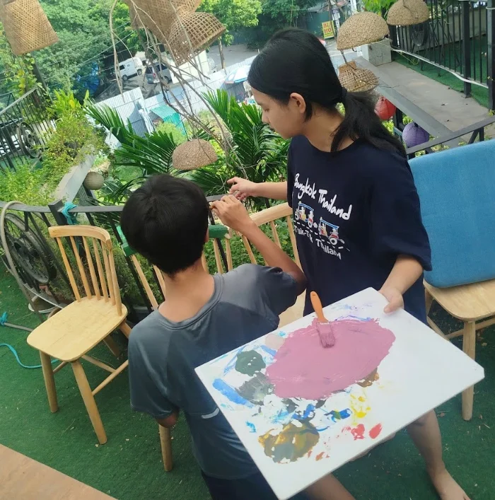 Các bạn trẻ sáng tạo vẽ tranh nghệ thuật